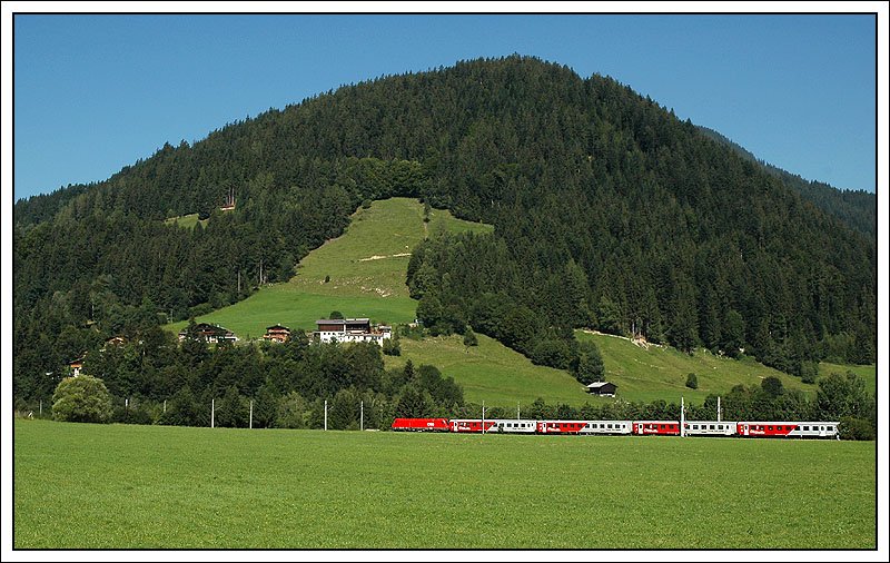 Zwischen der Haltestelle Schwarzsee und Kirchberg am 16.7.07 aufgenommen - REX 1507 von Innsbruck auf dem Weg nach Schwarzach-St.Veit.