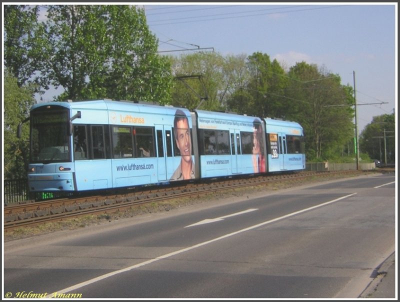 Zwischen den Haltestellen Nied/Kirche und Tillystra�e �berquert die Stra�enbahnstrecke nach H�chst die Nidda auf einer gemeinsamen Br�cke f�r Schiene und Stra�e. Am 20.04.2007 war das Fotografengl�ck mir hold, als der 22. Zug der Linie 11 mit dem S-Triebwagen 237 �ber die Br�cke fuhr, kein Auto verdeckte die Sicht auf die Stra�enbahn.