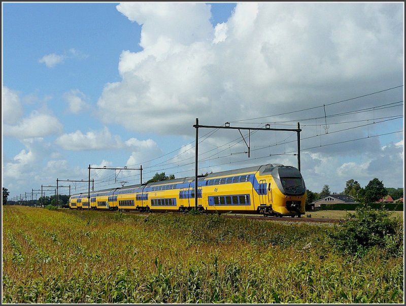 Zwischen Hoeven und Etten-Leur braust ein Triebzug in Richtung Roosendaal durch die flache Landschaft Nordbrabants. 05.09.09 (Jeanny)