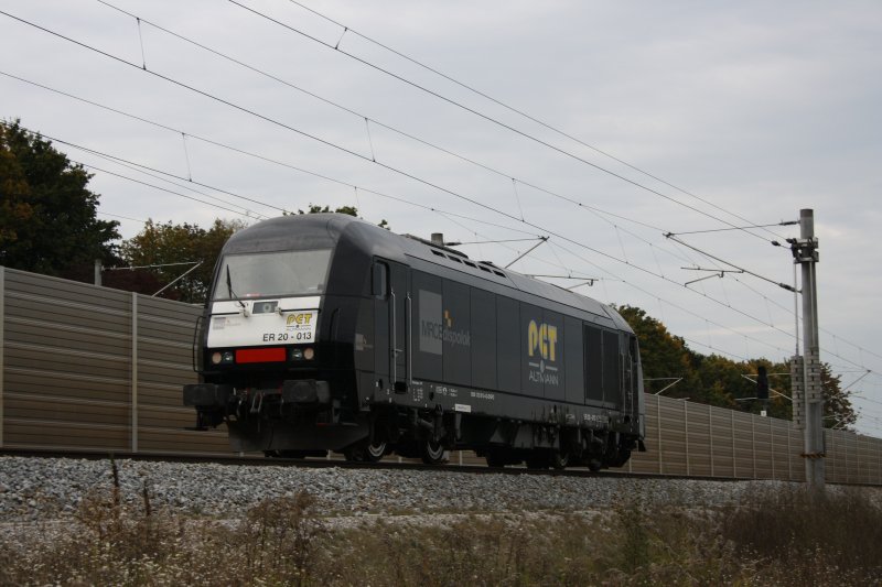 Zwischen Karlsfeld und Dachau an der Strecke Mnchen - Nrnberg kam am 06.10.09 die ER 20 - 013  PCT Altmann  vorbei.