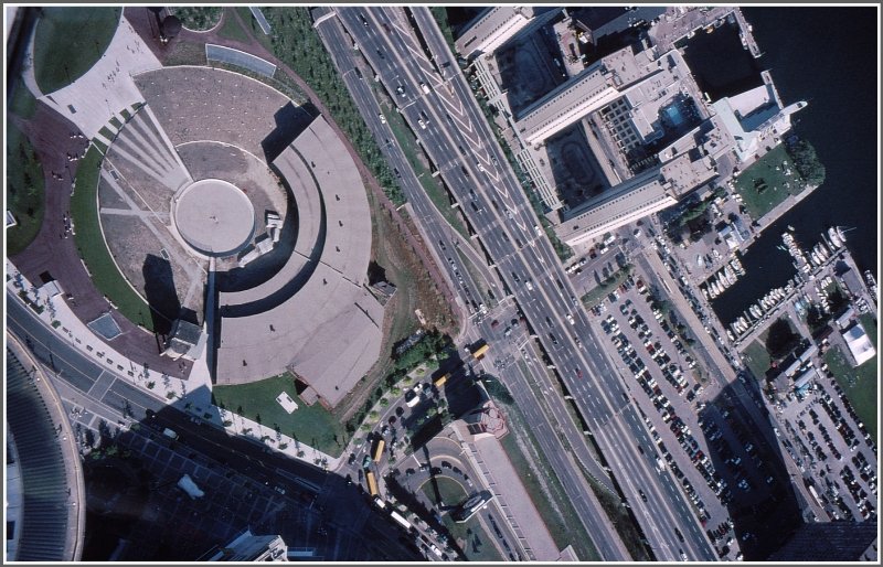 Zwischen Lake Ontario und CN Tower befand sich das riesige Roundhouse der Toronto Union Station. Es ist in seinen Grundrissen vom CN Tower aus noch gut zu erkennen, wenn es heute auch einem ganz andern Zweck dient. (Archiv 07/98)