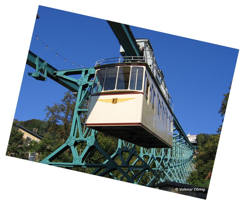Zwischen Loschwitz und Oberloschwitz gleitet die Schwebebahn ber genietete Sttzkonstruktion mit 33 Sttzmasten auf 274 m Streckenlnge - Dresden, 25.09.2005
