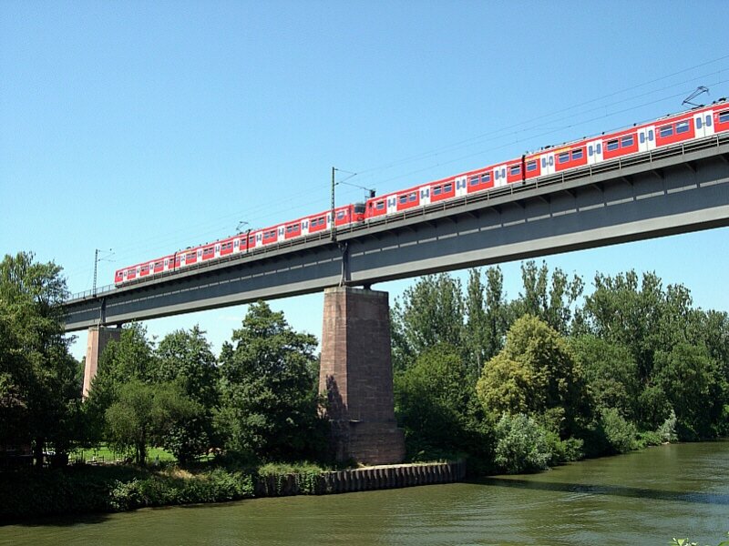 Zwischen Marbach und Benningen am Neckar ist am 02.07.2006 ein Vollzug der S4 Marbach-Stuttgart Schwabstrae unterwegs in die Landeshauptstadt. Noch ist die gesammte Strecke von Freiberg am neckar bis Backnang eingleisig. Im Zuge des S-Bahnausbaus von Marbach bis Backnang, hat man aber auch schon mal ber einen zweigleisigen Ausbau der Strecke nachgedacht. Auch herrscht auf dieser Strecke, seit sie elektrifiziert ist, reger Gterverkehr zwischen Kornwestheim und Nrnberg.