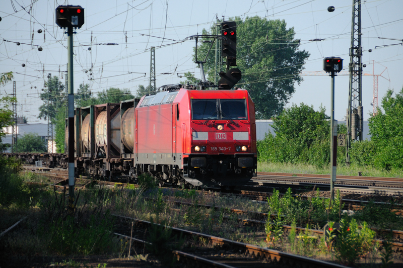 Zwischen Masten und Gestrpp: 185 340-7 mit Gterzug bahnt sich ihren Weg Richtung Darmstadt. (KBS 650, Mai 2009). 