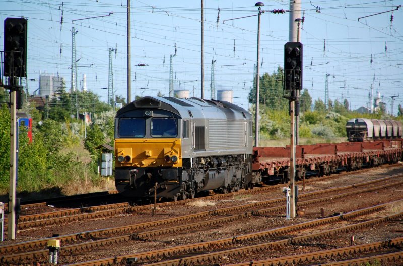 Zwischen Merseburg und Halle(S) stand am 13.06.09 diese Class 66 abgestellt. Weiss jemand wem die gehrt?