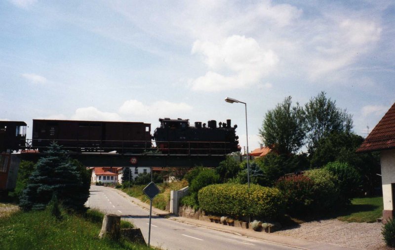Zwischen Ochsenhausen und Warthausen konnte an einem schnen Julisonntag im Jahre 1997 in Reinstetten die 99 716 mit ihrem Mittagspersonenzug beobachtet werden.