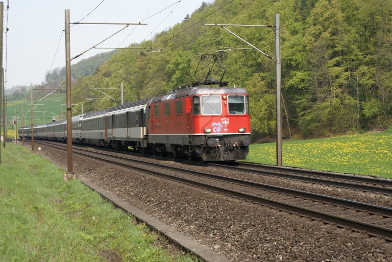 Zwischen Olten und Basel sind noch relativ viele Re 4/4 II der ersten Serie unterwegs, hier die Re 4/4 II 11150 mit einem Interregio ber den Gotthard am 21.4.09 in Tecknau.