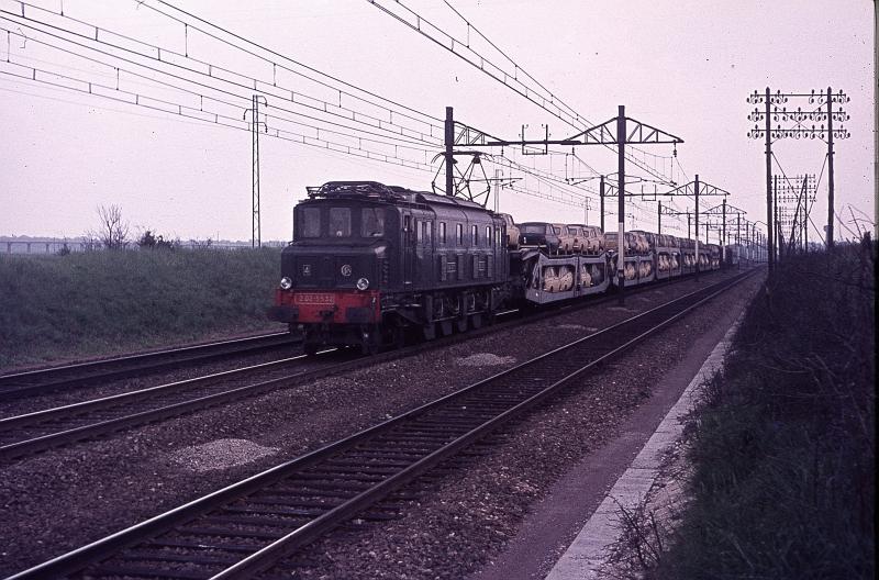 Zwischen Orleans und Tours ist die Strecke berwiegend dreigleisig hier rollt eine 2D2 mit einem schweren Gterzug vorbei.