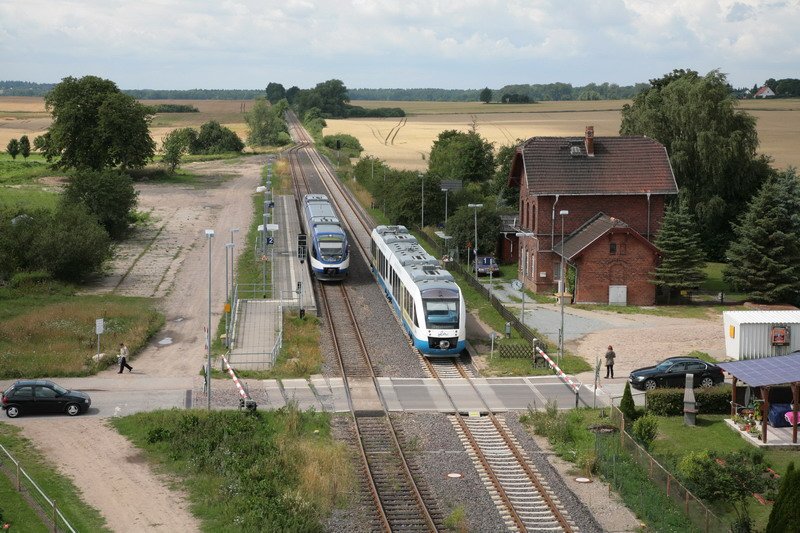 Zwischen Parchim und Gadebusch in Gro Brtz kreuzen die Triebwagen vom Ostseelandverkehr. 17.07.2008 
