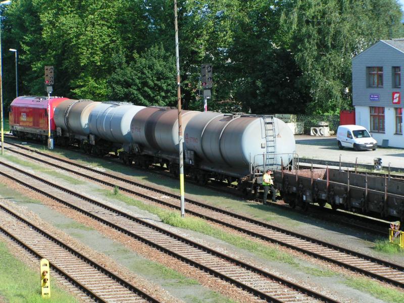  zwischen den Puffern  Verschieber beim Zusammenstellen eines Gterzuges am Bhf.Ried 2005-08-01