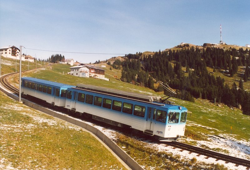 Zwischen Rigi Staffel und Rigi First fhrt am 15. November 2006 ein Triebwagen-Zug der ARB talwrts. Im Hintergrund ist der Gipfel der Rigi zu erkennen.