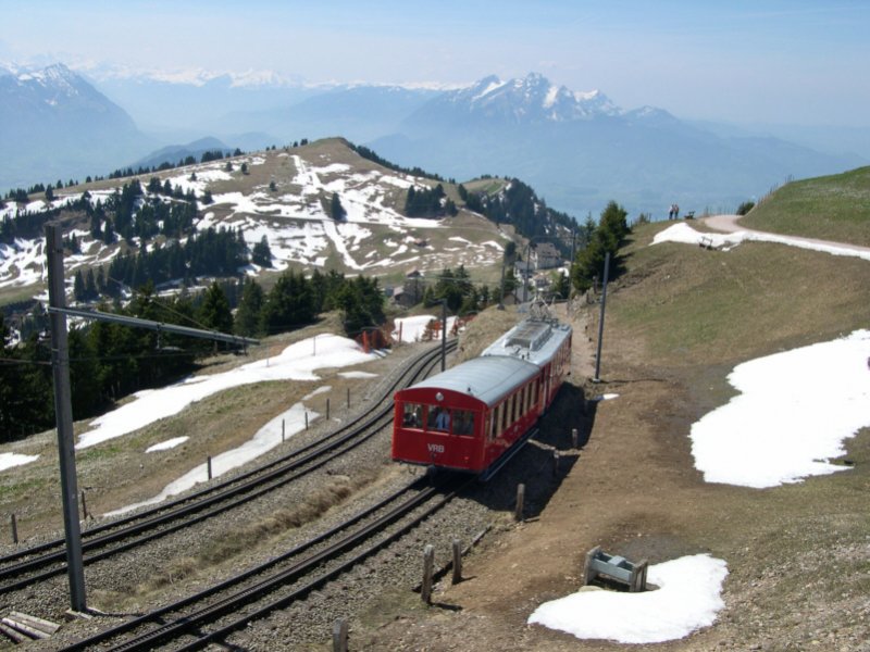 Zwischen Rigi Staffel und Rigi Kulm ist auf 1.435mm Normalspur dieser Zug der VRB zum Gipfel unterwegs. Die Rigibahnen sind eine der wenigen Bahnen die in Normalspur gebaut wurden. Als Zahnradsystem wird jenes von Nikolaus Riggenbach verwendet.