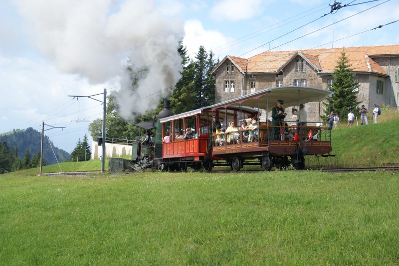 Zwischen Rigi Staffel und Rigi Kulm bietet die Rigibahn diesen Sommer Pendelfahrten mit der historischen Dampflok H 1/2 7 an. Am 12.8.09 dampft diese aus Rigi Staffel ab.

