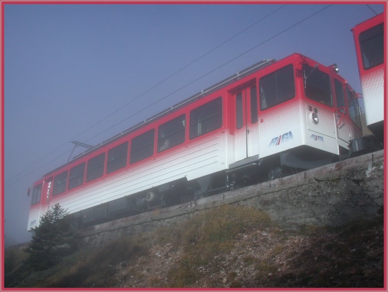 Zwischen Rigi Staffel und Rigi Kulm verkehren die Zge parallel , aber auf unterschiedlichem Niveau. Den VRB Triebwagen habe ich aus der ARB heraus fotografiert in dem Moment als wir durch die letzten Nebelschwaden stossen. (10.11.2006)
