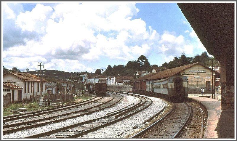 Zwischen Rio und belo Horizonte zweigt von der breitspurigen Hauptbahn eine 760mm Schmalspurdampfbahn ab. Sie fhrt ber eine Strecke von 200km via Sao Joao del Rei nach Avelino Mourao. Heute besteht davon nur noch ein kurzes Stck von Sao Joao del Rei nach Tiradentes. (Archiv 03/1979)