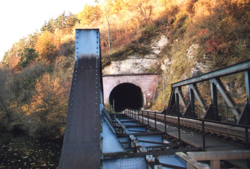 Zwischen Rottweil und Talhausen zeigt sich diese Szene: das Sdportal des Bernburgtunnels bei der Fahrt ber den Neckar. 