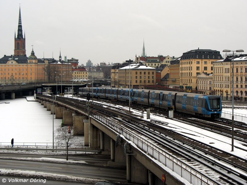 Zwischen den Stationen Gamla Stan und Slussen fhrt die Stockholmer U-Bahn oberirdisch; im Hintergrund links die Riddarholmskyrkan, die Grabkirche vieler schwedischer Knige - 15.03.2006
