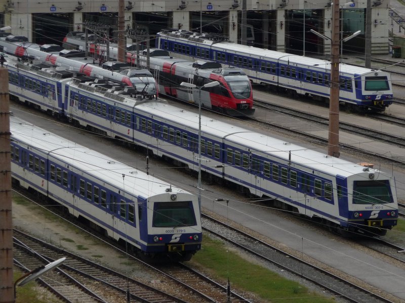 Zwischen den Stationen Wien Floridsdorf und Wien Siemensstra�e sind viele Triebwagen der Baureihen 4020, 4024, sowie Elektrolokomotiven der Baureihen 1142 und 1116 und au�erdem Verschublokomotiven der Baureihen 2067 und 2070 abgestellt.
Auf diesem Foto sind vor allem 4020er und 4024er zu sehen.