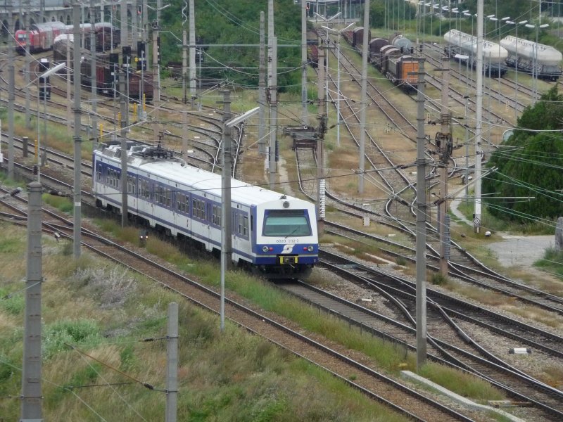 Zwischen den Stationen Wien Siemensstra�e und Wien Floridsdorf war am 23. August 2008 eine Garnitur mit dem Steuerwagen 6020 232-2 unterwegs. Im Hintergrund ist ein Abstellgleis zu sehen.