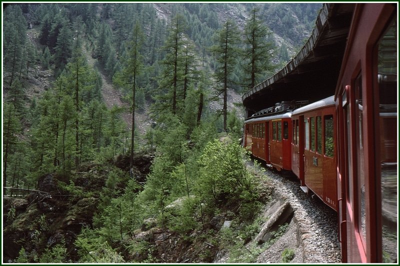 Zwischen Tsch und Zermatt schtzen unzhlige Galerien die Zge der BVZ vor Schnee und Steinschlag. (Archiv 06/77)