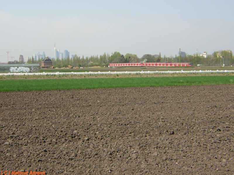 Zwischen den unterirdischen Stationen Frankfurt-M�hlberg und Offenbach Kaiserlei erblicken die Z�ge der Linien S1, S2, S8 
und S9 bei Oberrad kurz das Licht, bevor sie wieder in den Tunnel eintauchen. Am 15.04.2005 befand sich der 420er-Vollzug auf diesem Bild gerade auf dem oberirdischen Abschnitt zwischen den beiden erw�hnten Stationen, kurz bevor er wieder in den Tunnel eintauchte.
