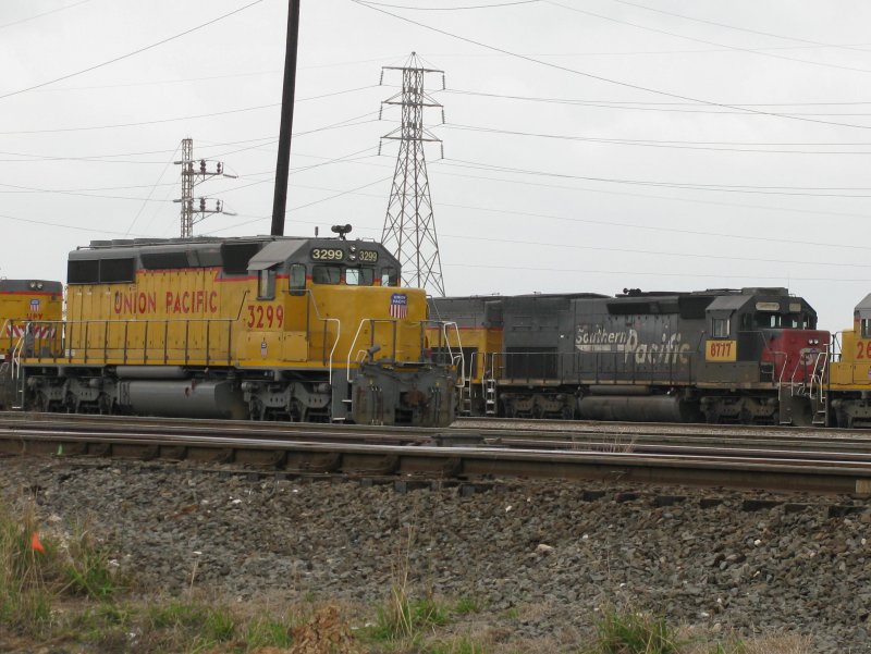 Zwischen den vielen gelben UP (Union Pacific) Loks hat sich auch eine UP Lok mit Southern Pacific Lackierung versteckt. Aufgenommen am 4.2.2008 in Houston (Texas).