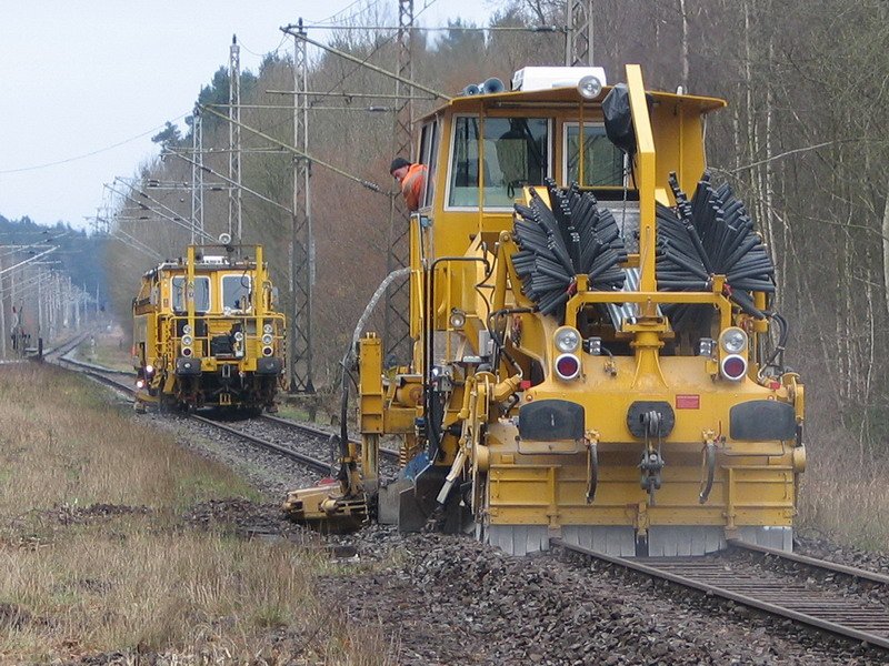 Zwischen Wismar und Bad Kleinen wird das Gleis �berholt. 26.03.2009