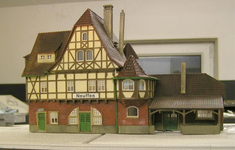 Zwischendurch hat es mal im Pinsel gejuckt: ohne, das er nun engltig fertig ist, hat der alte Bahnhof NEUFFEN 1 oder 2 Stunden lang Farbe abbekommen...klar, es gibt da noch einiges zu tun, aber sieht doch schon viel netter aus. Hmm, der Wetlook passt zwar gut in den November, da soll das Anlagenthema auch angesiedelt sein, aber ob ich wirklich alle Loks und Wagen mit Regenspuren versehen mag? Die zugehrigen Pftzen wrde mich aber sehr reizen...