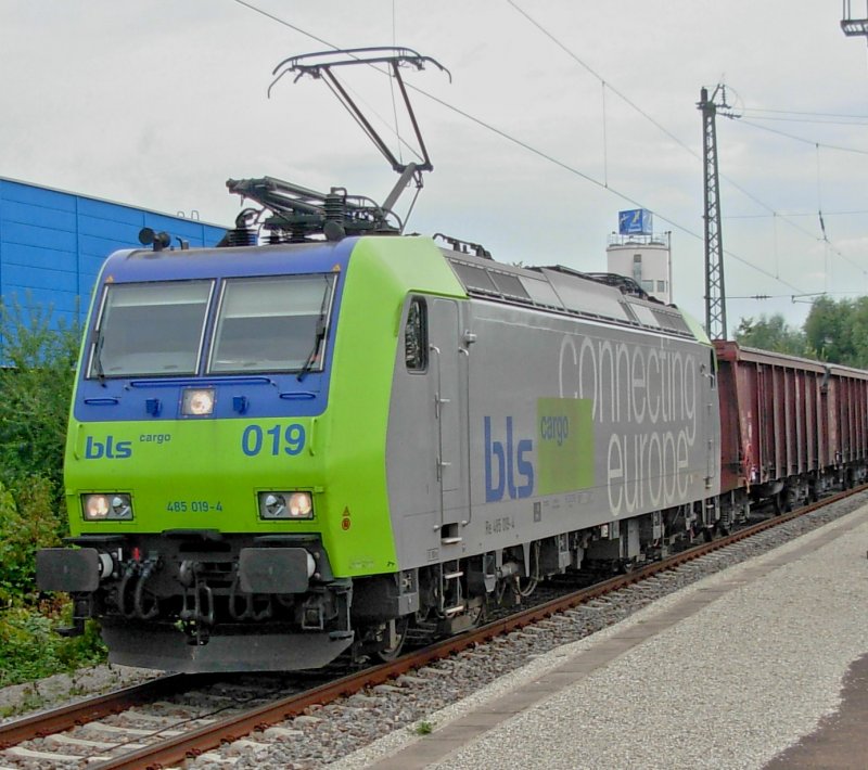 Zwischenstopp: Re 485 019 musste mit ihrem Gterzug (Domo II - Limburg) in Friesenheim (Baden) aufs Nebengleis um den heran nahenden RE aus Basel vorbei zu lassen, 01.08.08