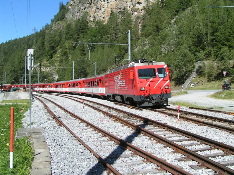 Zwischenstopp whrend einer Sonderfahrt bei Mattsand, zwecks Zugkreuzungen am 05.08.07. Ein Regionalzug beim Anstieg Richtung Zermatt.