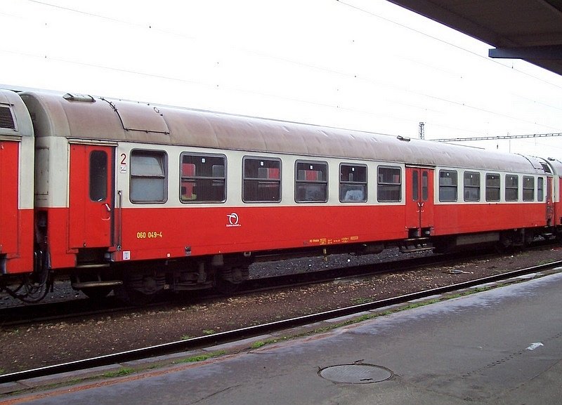 Zwischenwagen 060 049-4 der ZSSK, davon sind drei Stck im Triebzug 560 013-5 / 560 014-3 eingereiht, am 22.03.2007 in Bratislava Nova Mest.