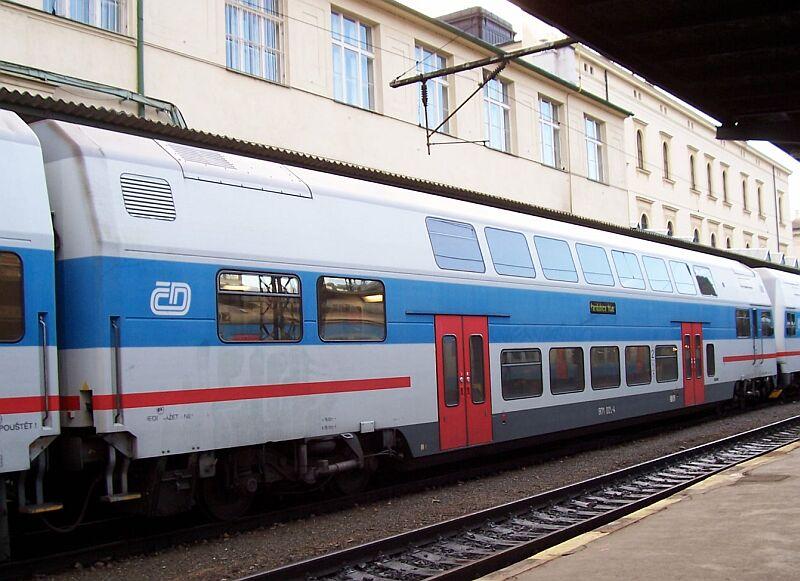 Zwischenwagen 071 005-3 (Triebzug BR 471), oben 8 Fenster, unten 6 Fenster, am 15.11.2005 in Praha Masarykovo Nadrazi.