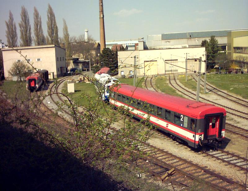 Zwischenwagen 7010 od. 7110 in den
TS Floridsdorf (Technische Services)
21.04.2003

aus der S3 aus fotographiert