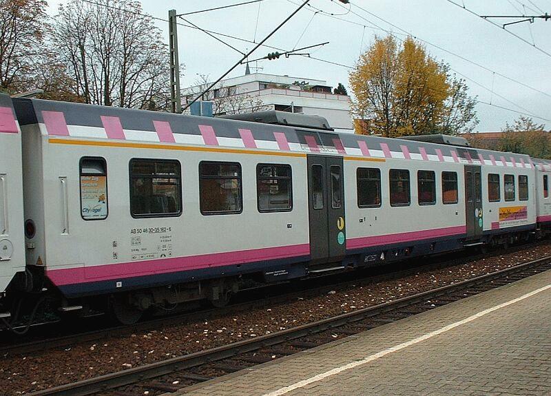Zwischenwagen AB 504630-35162 der MthB am 20.10.2002 im Triebzug 566 632  Seehas , Bahnhof Engen.
