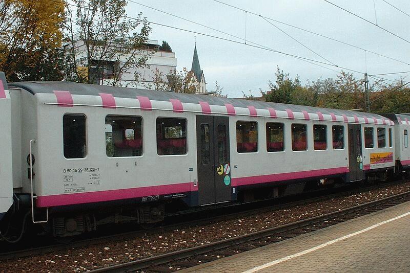 Zwischenwagen B 504629-31123 der MthB am 20.10.2002 im Triebzug 566 632  Seehas , Bahnhof Engen.