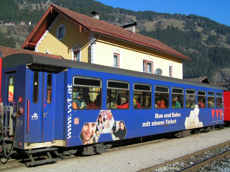 Zwischenwagen  Bus u. Bahn mit einem Ticket  ist zum Bersten mit Wintertouristen belegt; Zell/Ziller 080220