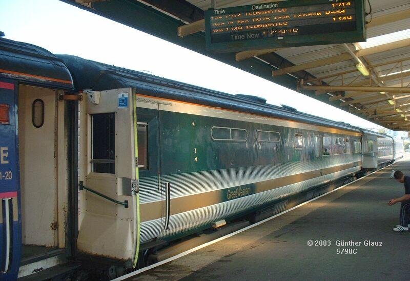 Zwischenwagen, vermutlich ein Speise- oder Bistrowagen, im Designe des vorderen Triebkopfes 43150 am 17.09.2003 im Bahnhof Plymouth. 