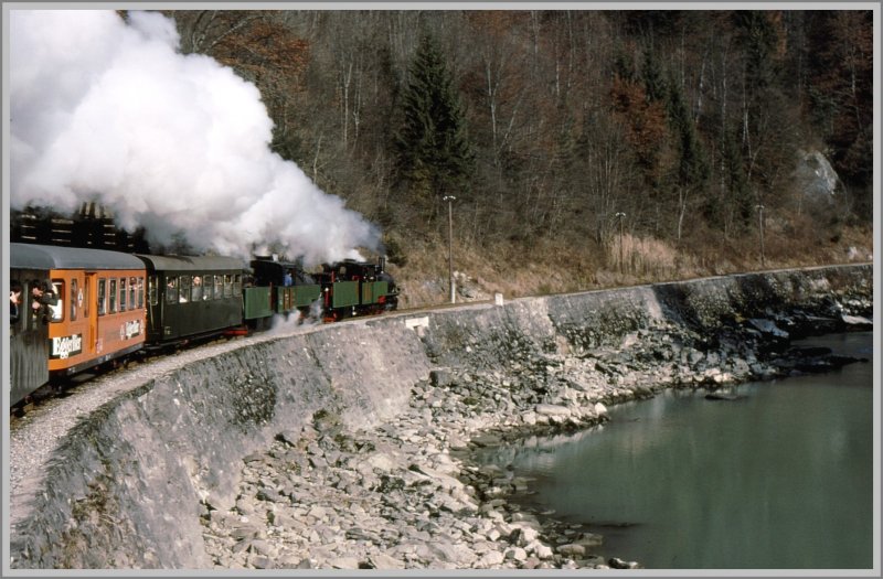 Zwischenzeitlich befindet sich neben Lok 4 auch eine zweite Dampflok Nr. 699.01 bei der Bregenzerwaldbahn. Gemeinsam dampfen sie entlang der Bregenzer Ach Richtung Bezau. (Archiv 10/1978)