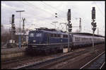 Die blaue 110148 bespannte am 25.3.1993 um 14.15 Uhr im Bahnhof Köln Deutz den E nach Kleve.