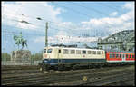 110279 verläßt am 9.5.2001 um 16.40 Uhr mit dem RE 9 nach Krefeld die Hohenzollernbrücke in Köln und fährt in den HBF Köln ein.